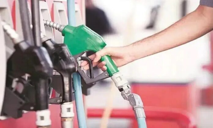 पेट्रोल पंप पर डीजल भरवाते वाहन और ईंधन बिक्री से जुड़े नए नियम