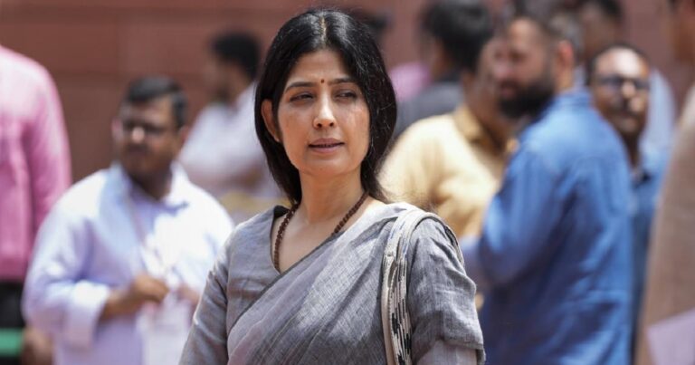 डिंपल यादव बेटी अदिति यादव पर वायरल पोस्ट को लेकर बयान देती हुईं