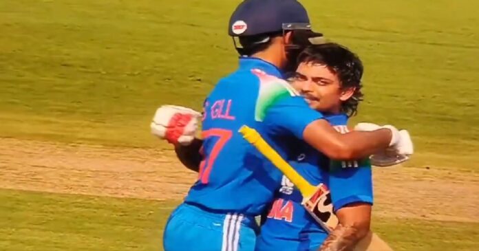 शुभमन गिल और ईशान किशन की शतकीय पारियों के बाद जश्न मनाते भारतीय खिलाड़ी