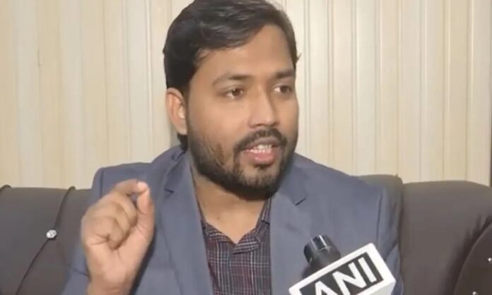 खान सर के खिलाफ दर्ज एफआईआर को चुनौती देने की तैयारी से जुड़ी सांकेतिक तस्वीर