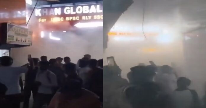 पटना में खान सर के कोचिंग संस्थान के बाहर लगी आग के बाद जुटी भीड़