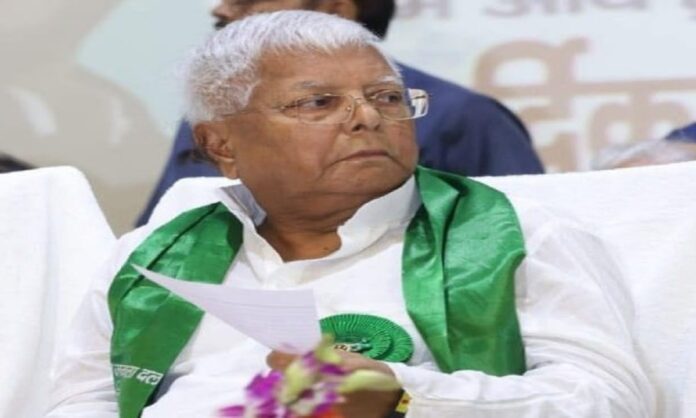 जन्मदिन पर लालू यादव को शुभकामनाएं देते हुए रोहिणी आचार्य और तेज प्रताप यादव