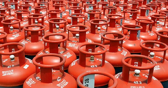 एलपीजी सिलेंडर और गैस सप्लाई से जुड़ी प्रतीकात्मक तस्वीर