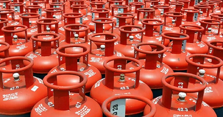 एलपीजी सिलेंडर और गैस सप्लाई से जुड़ी प्रतीकात्मक तस्वीर