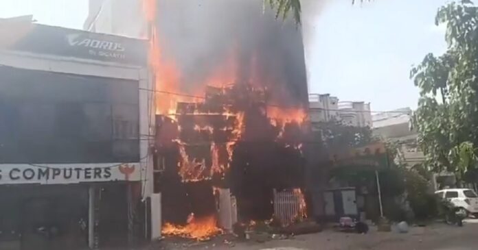 लखनऊ के पुरनिया इलाके में भीषण आग और कोचिंग सेंटर में फंसे लोग