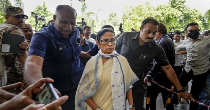 कलकत्ता हाईकोर्ट में याचिका दाखिल करने पहुंचीं ममता बनर्जी