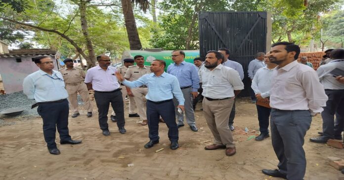 मिलर हाई स्कूल परिसर का निरीक्षण करते ऊर्जा विभाग के वरिष्ठ अधिकारी