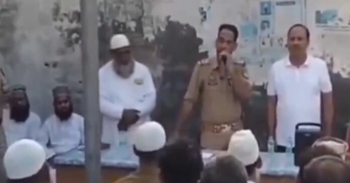 जन चौपाल में महिलाओं की सुरक्षा पर सख्त चेतावनी देते कुंदरकी थाना प्रभारी
