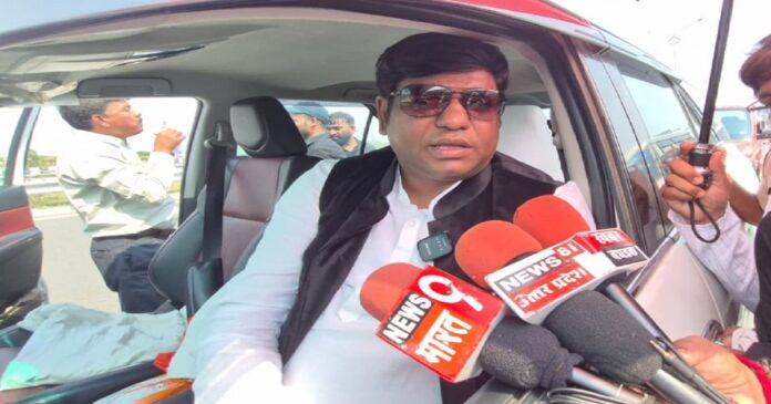 जौनपुर जाने के दौरान पुलिस द्वारा रोके गए मुकेश सहनी।