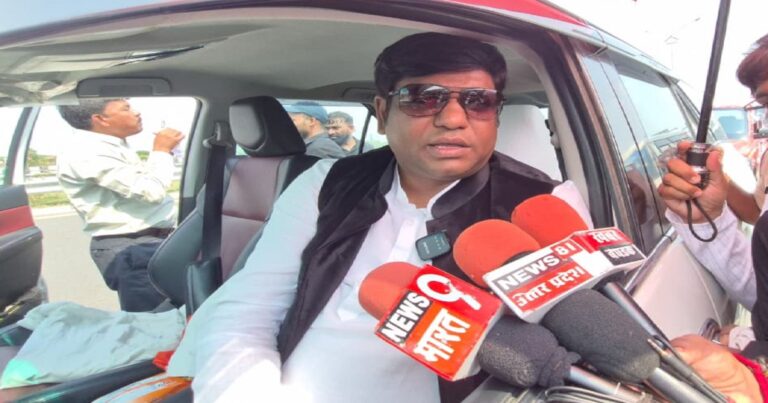 जौनपुर जाने के दौरान पुलिस द्वारा रोके गए मुकेश सहनी।