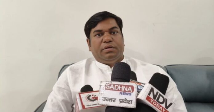 मुकेश सहनी ने उत्तर प्रदेश में हाउस अरेस्ट किए जाने का आरोप लगाया।