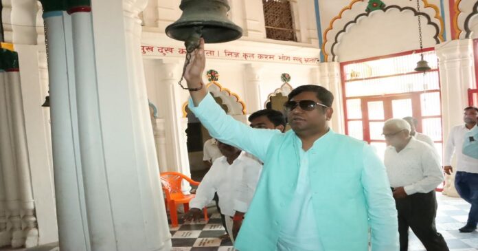 अयोध्या में रामलला के दर्शन करते मुकेश सहनी