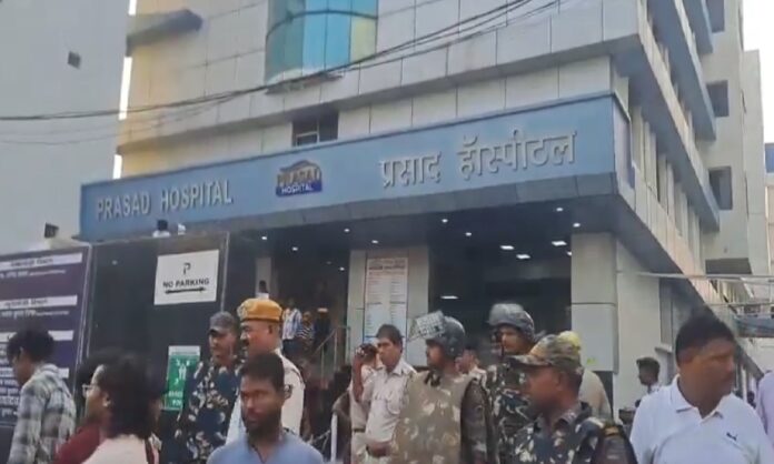 मुजफ्फरपुर के प्रसाद अस्पताल में आग लगने के बाद राहत और बचाव कार्य