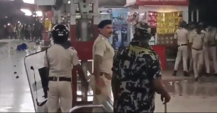 पाटलिपुत्र स्टेशन पर भर्ती परीक्षा अभ्यर्थियों का प्रदर्शन और पुलिस बल