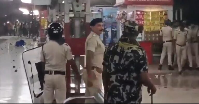 पाटलिपुत्र स्टेशन पर भर्ती परीक्षा अभ्यर्थियों का प्रदर्शन और पुलिस बल