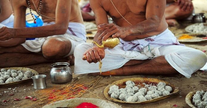 राजदह धाम में बेटी का प्रतीकात्मक श्राद्ध करते पिता