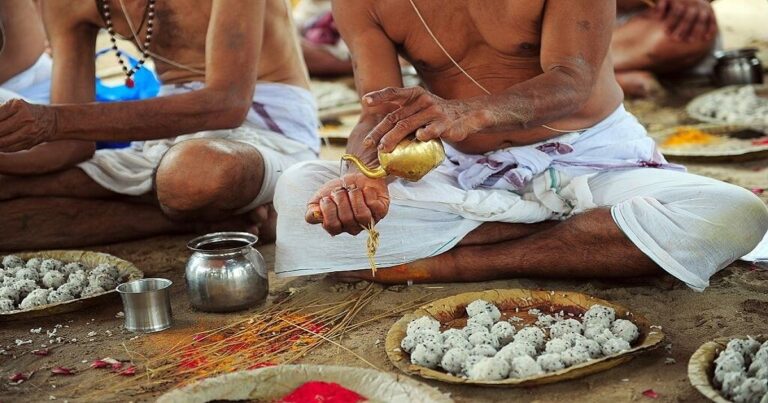राजदह धाम में बेटी का प्रतीकात्मक श्राद्ध करते पिता