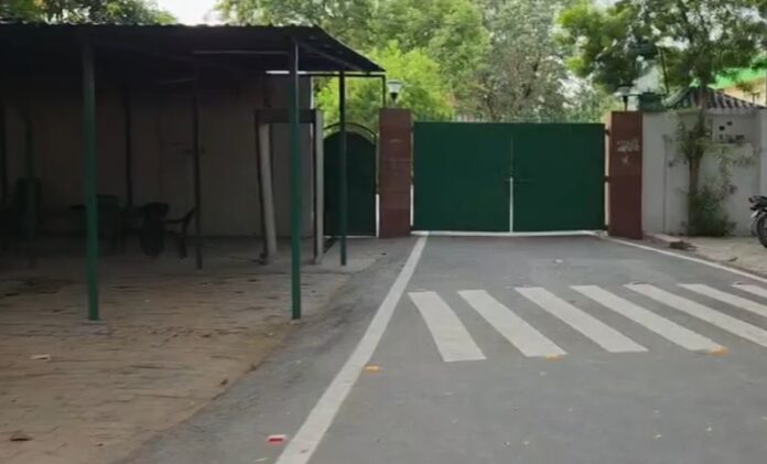 जेड प्लस सुरक्षा हटने के बाद पटना स्थित आवास पर लालू प्रसाद यादव और राबड़ी देवी