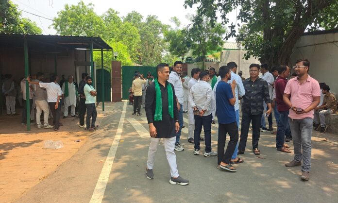 पटना स्थित राबड़ी देवी आवास के बाहर तैनात राजद कार्यकर्ता