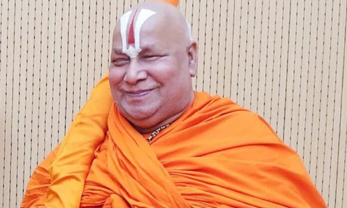 श्रीराम कथा कार्यक्रम में संबोधित करते जगद्गुरु रामभद्राचार्य