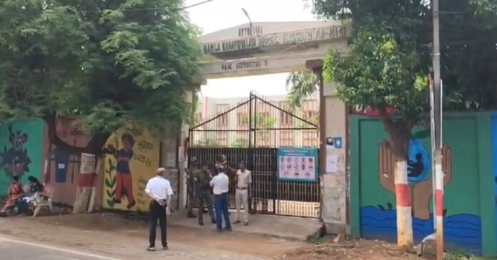 री-नीट परीक्षा केंद्र पर गिरफ्तार संदिग्ध अभ्यर्थी।
