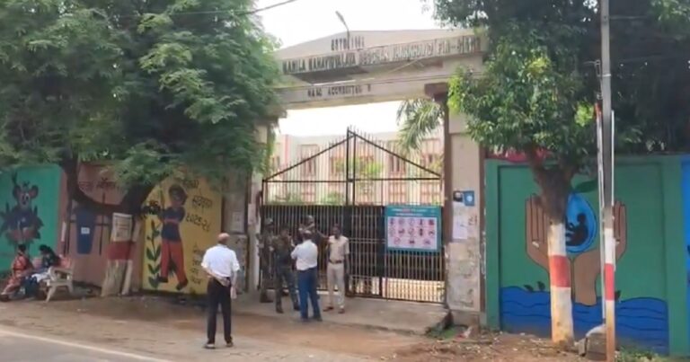 री-नीट परीक्षा केंद्र पर गिरफ्तार संदिग्ध अभ्यर्थी।