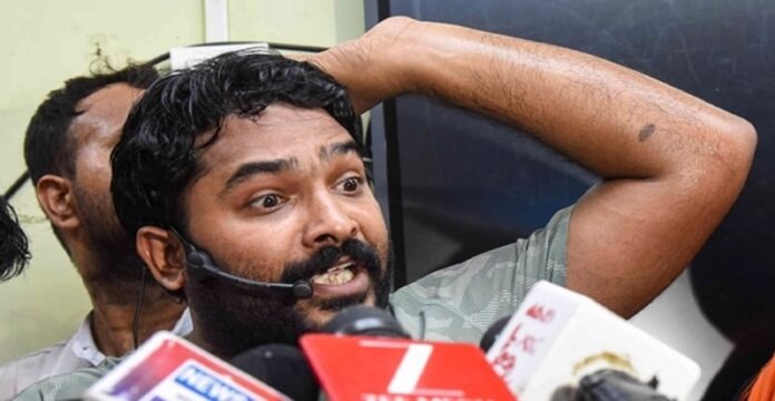 प्रिंस यादव मौत मामले पर बयान देते ज्ञान बिंदु कोचिंग के निदेशक रोशन आनंद