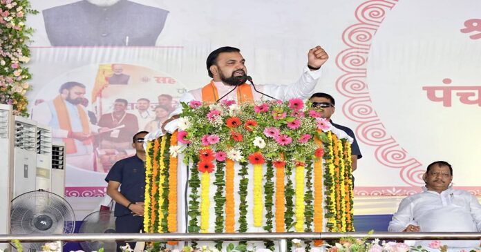 मुंगेर में पंचायत विकास दिवस कार्यक्रम को संबोधित करते मुख्यमंत्री सम्राट चौधरी।