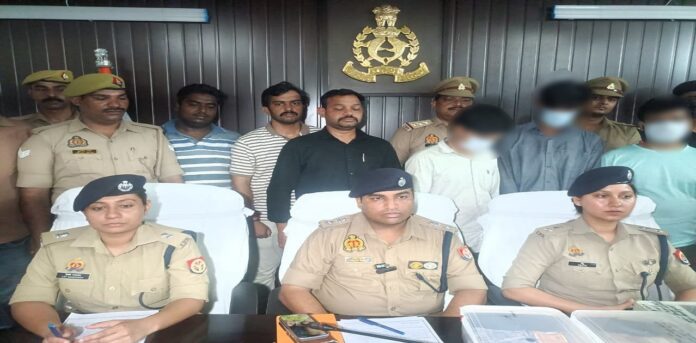 वाराणसी में ऑपरेशन चक्रव्यूह के तहत गिरफ्तार चार आरोपी और बरामद गहने व नकदी