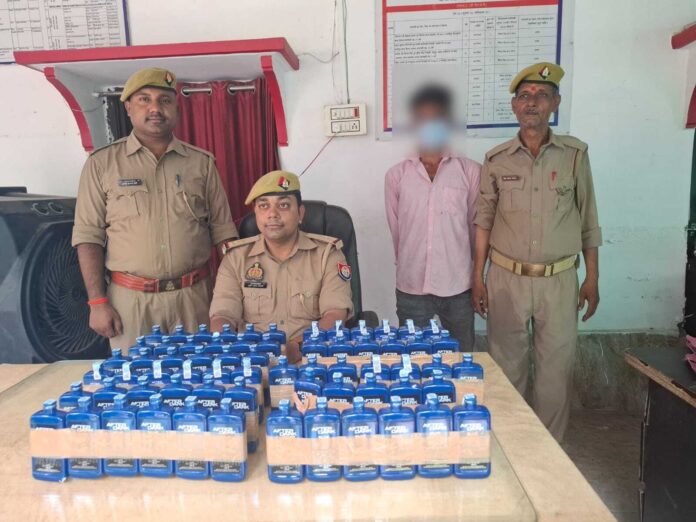 वाराणसी में 80 बोतल अवैध शराब के साथ गिरफ्तार आरोपी मोहम्मद अकील।