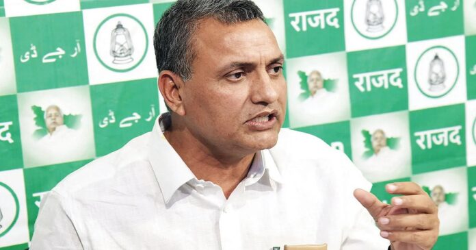 रिशु श्री टेंडर मामले पर प्रेस कॉन्फ्रेंस करते सुधाकर सिंह
