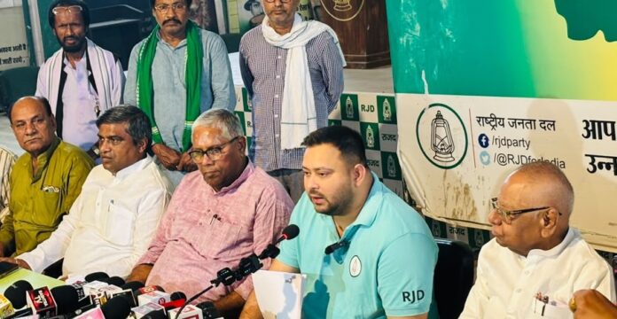 पटना में प्रेस कॉन्फ्रेंस करते नेता प्रतिपक्ष तेजस्वी यादव।