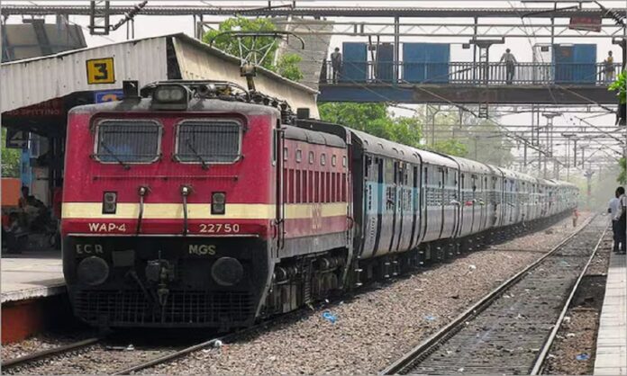 चलती जन साधारण एक्सप्रेस में गोलीबारी