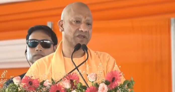 देवरिया में राम मंदिर चढ़ावा मामले पर बयान देते मुख्यमंत्री योगी आदित्यनाथ।