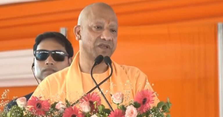 देवरिया में राम मंदिर चढ़ावा मामले पर बयान देते मुख्यमंत्री योगी आदित्यनाथ।
