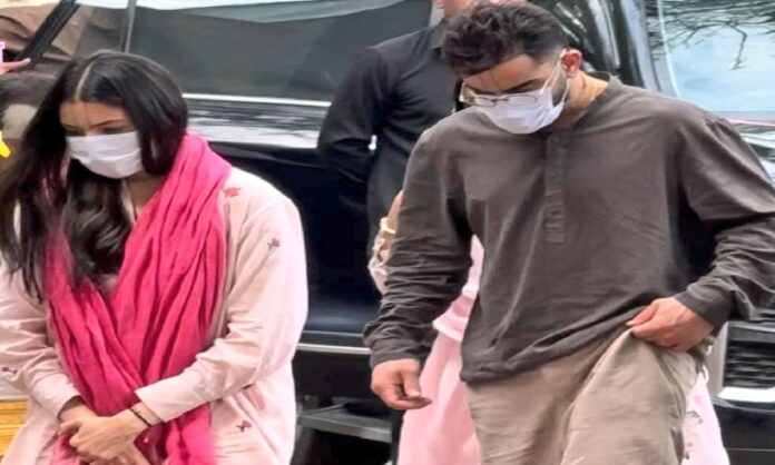 वृंदावन में प्रेमानंद महाराज का आशीर्वाद लेते विराट कोहली और अनुष्का शर्मा