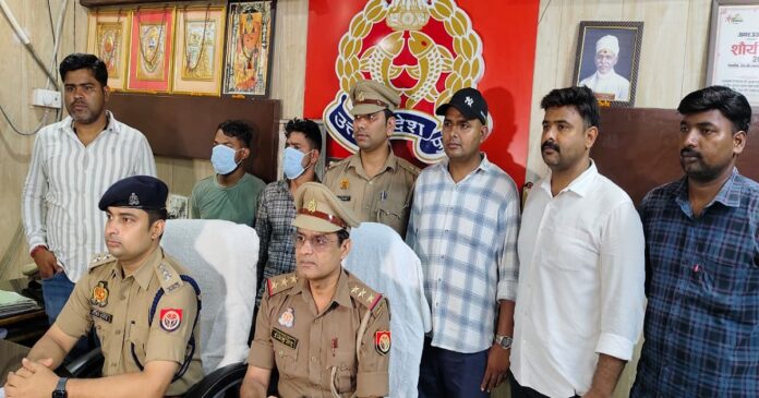 वाराणसी में चोरी के मामले में गिरफ्तार दोनों आरोपी पुलिस हिरासत में।