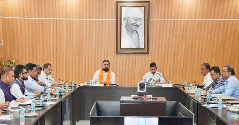 बिहार में सोलर ऊर्जा परियोजनाओं की समीक्षा बैठक में मुख्यमंत्री सम्राट चौधरी और केंद्रीय मंत्री प्रह्लाद जोशी