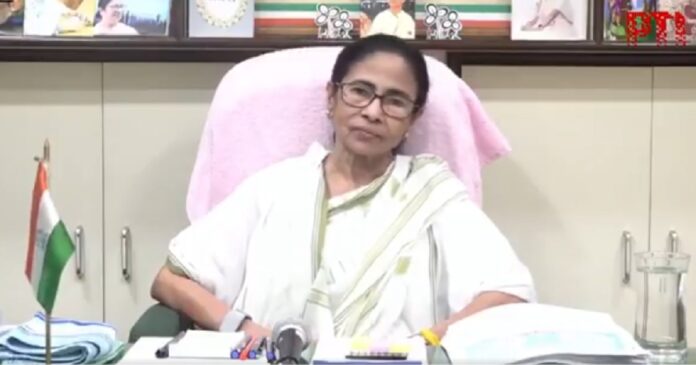 भाजपा पर हमला बोलते हुए वीडियो संदेश जारी करतीं ममता बनर्जी