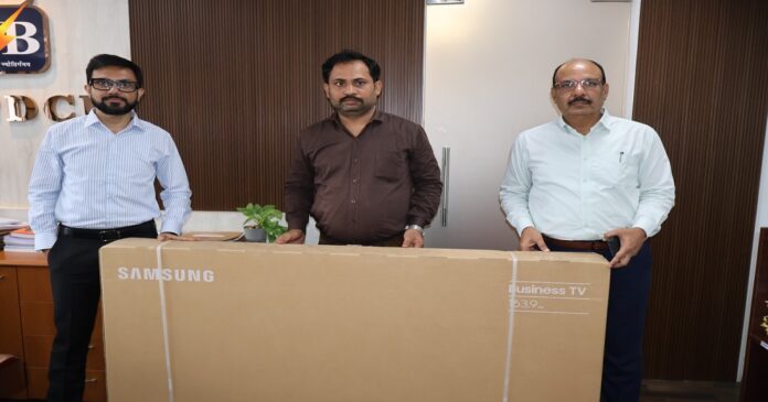 एनबीपीडीसीएल द्वारा बिहार के 12 जिलों के बालिका विद्यालयों को स्मार्ट टीवी वितरण