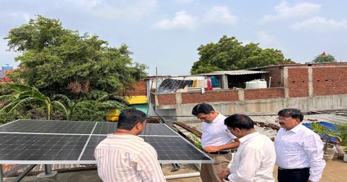 पटना जिले के हसनपुरा गांव में पीएम सूर्य घर योजना का निरीक्षण करते ऊर्जा सचिव अजय यादव