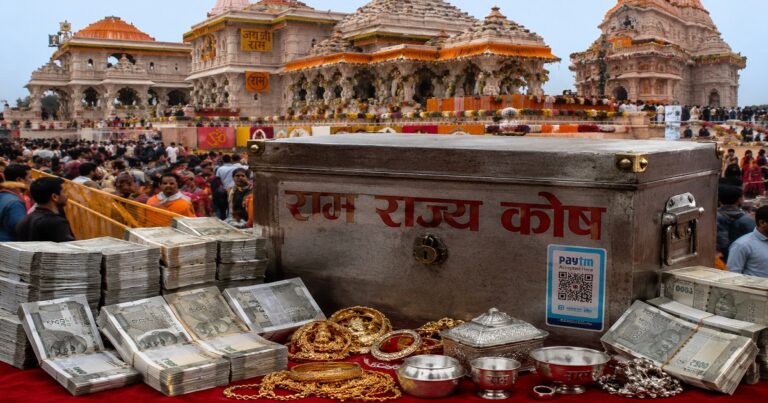 राम मंदिर चढ़ावा चोरी मामले में बरामद नकदी और संदूक (AI Generator Photo)