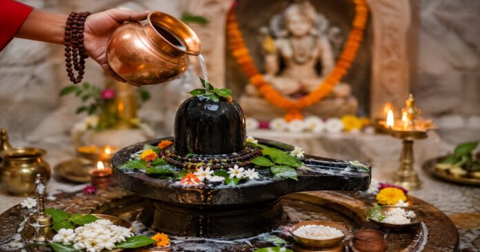 सावन में शिवलिंग की पूजा और अभिषेक करते भक्त
