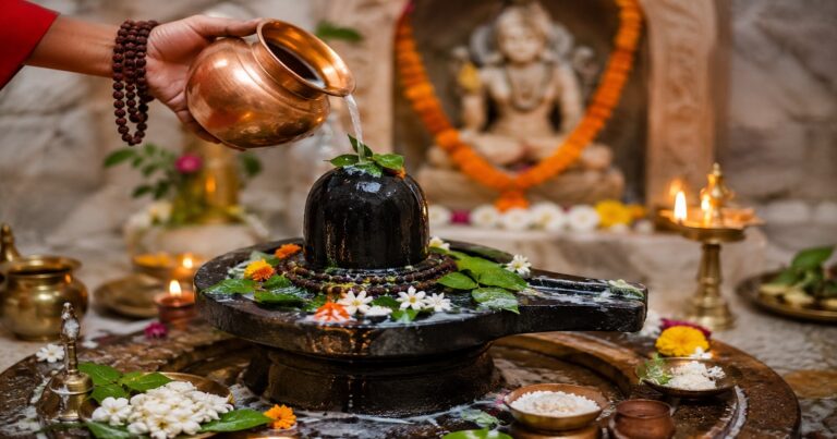 सावन में शिवलिंग की पूजा और अभिषेक करते भक्त