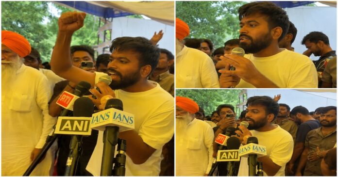 जंतर-मंतर पर धर्मेंद्र प्रधान के इस्तीफे के बाद छात्रों को संबोधित करते अभिजीत दीपके