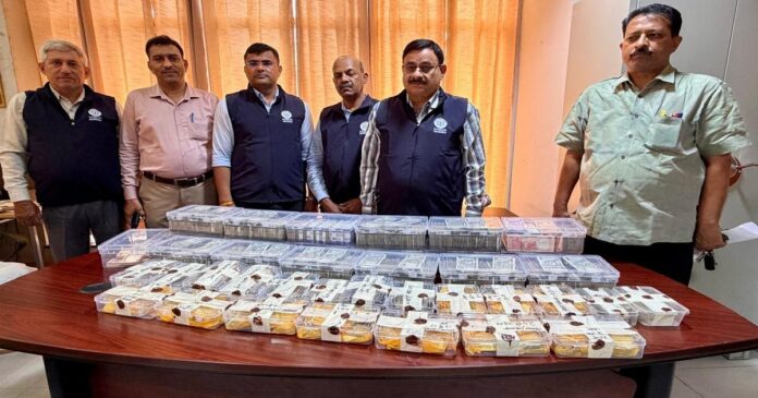 पूर्व एआरटीओ के घर विजिलेंस की छापेमारी के दौरान बरामद नकदी, सोना और संपत्ति के दस्तावेज।