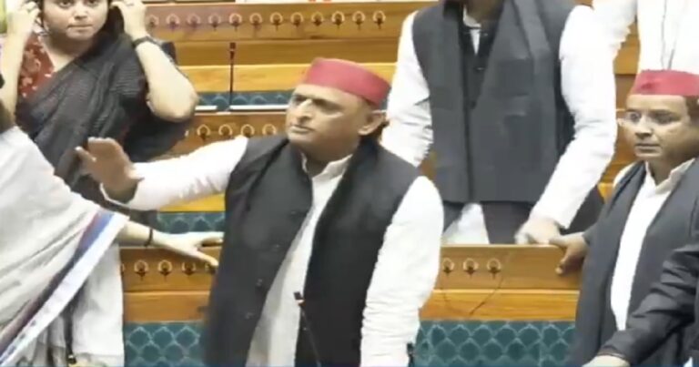 लोकसभा में नीट पेपर लीक के मुद्दे पर अखिलेश यादव ने छात्रों के समर्थन में सरकार को घेरा