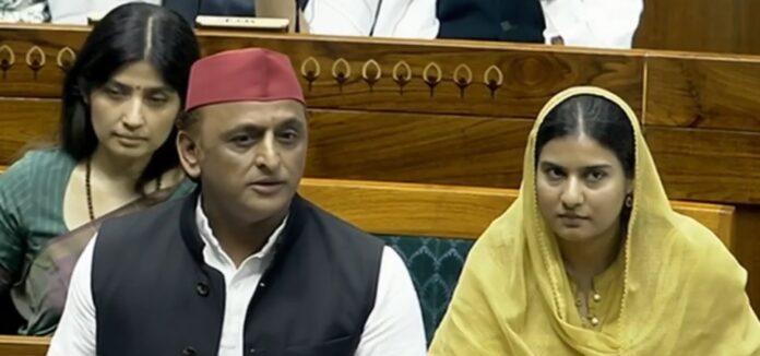 लोकसभा में सार्वजनिक परीक्षा संशोधन विधेयक पर चर्चा के दौरान अखिलेश यादव