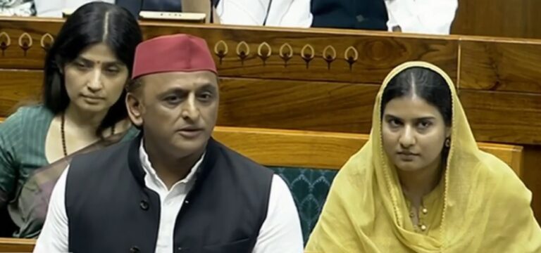 लोकसभा में सार्वजनिक परीक्षा संशोधन विधेयक पर चर्चा के दौरान अखिलेश यादव