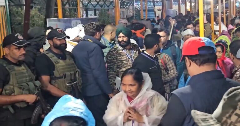 अमरनाथ यात्रा के पहले जत्थे के श्रद्धालु कड़ी सुरक्षा के बीच पवित्र गुफा की ओर जाते हुए